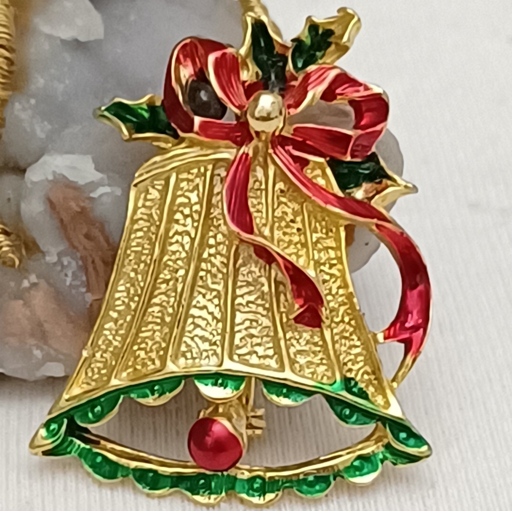 VINTAGE GOLD TONE HOLIDAY BELL BROOCH